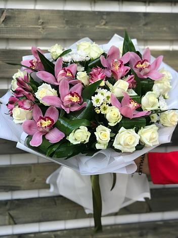 Букет цветов из: Розы и Хризантемы в Ратчино